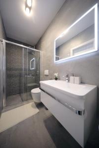 Ein Badezimmer in der Unterkunft Luxury Majpruz Suites