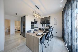 Küche/Küchenzeile in der Unterkunft Luxury Majpruz Suites