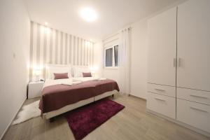 Ein Bett oder Betten in einem Zimmer der Unterkunft Luxury Majpruz Suites