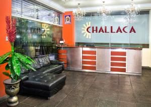 un vestíbulo con un sofá de cuero y una tienda de chalaza en Hotel Challaca, en Ica