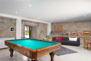 uma sala de estar com uma mesa de sinuca em Casas de Sequeiros em Sequeiros
