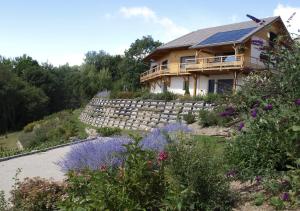 una casa con paneles solares en el techo en Au Chant du Riou, en Saint-Michel-de-Chaillol
