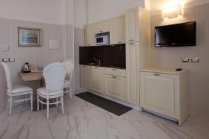 Kuchyň nebo kuchyňský kout v ubytování Hotel Residence Villa Del Mare