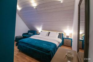 ein Schlafzimmer mit einem großen Bett und einem Sofa in der Unterkunft Hotel Restaurant Vila Ime Voskopoje in Voskopoja