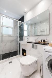 Vonios kambarys apgyvendinimo įstaigoje Classy & Charming 1BD Apartment in Kolonaki by UPSTREET
