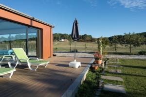 Um jardim no exterior de Casas de Sequeiros