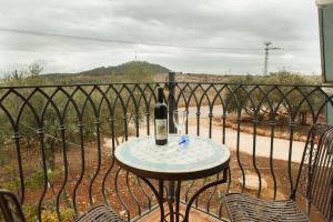 Balcone o terrazza di נפגשים בחצר בין ההרים - --