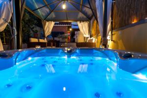 Basen w obiekcie Pool Apartments Julia lub w pobliżu