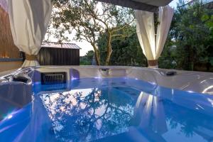 Basen w obiekcie Pool Apartments Julia lub w pobliżu
