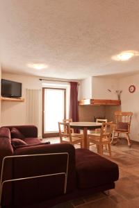 una sala de estar con un sofá y una mesa en Lo Stambecco Bianco, en Aosta