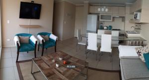 una sala de estar con un sofá y una mesa en Laguna Playa Privada, Vista al Mar, en Algarrobo