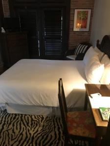 a hotel room with a bed and a desk at Park Plaza Hotel Orlando - Winter Park in Orlando