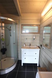 La salle de bains est pourvue d'un lavabo et d'une douche. dans l'établissement Casa San Martino, à Atri