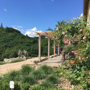 un giardino con pergolato e cavallo sullo sfondo di Les 5 Petits Lapins a Bar