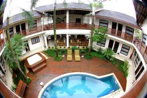 an aerial view of a house with a swimming pool at Pousada L'essence in Paraty