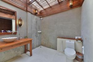 ein Bad mit einem Waschbecken und einem WC in der Unterkunft Railay Great View Resort in Railay Beach