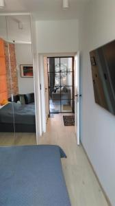 un soggiorno con divano e specchio di Apartament Piwna 16 Gdańsk a Danzica