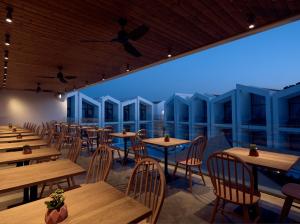 uma fila de mesas num restaurante com luzes azuis em Cavo Vezal em Laganas