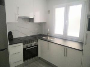 A kitchen or kitchenette at San Lorenzo House