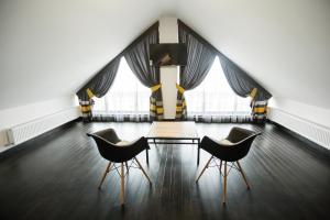 伊萬諾弗蘭克威斯克的住宿－NeboS Hotel & Restaurant，客厅配有两把椅子和一张桌子