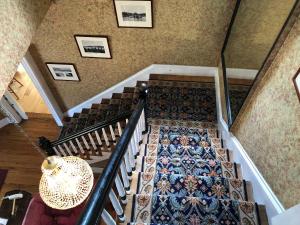 Central House Inn في بار هاربور: إطلالة علوية على درج في منزل به سجادة