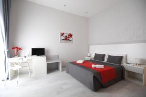sypialnia z łóżkiem i biurkiem z komputerem w obiekcie Chiaia Guest House w mieście Neapol