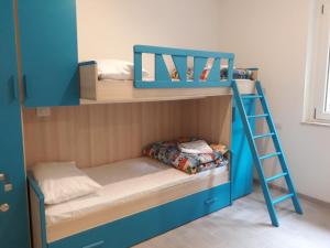Letto a castello blu con scala in camera di Appartamento Chiara a Ledro