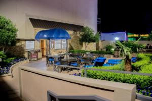 un restaurante con mesas y sillas en un patio por la noche en Polo Towers by Raintree, en Las Vegas