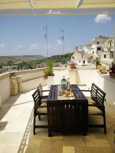 stół i 2 krzesła na patio w obiekcie Il Melograno Apartments - Affitti Brevi Italia w mieście Gravina in Puglia