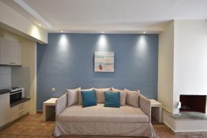 A seating area at Blue Senses Hotel