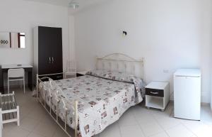 sypialnia z łóżkiem i czarną szafką w obiekcie Arena Vacanze w mieście Castellabate