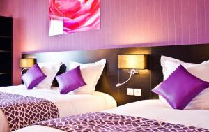 Cama o camas de una habitación en The Originals City, Hôtel des Lys, Dreux