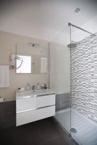 ナポリにあるChiaia Guest Houseのバスルーム(洗面台、ガラス張りのシャワー付)