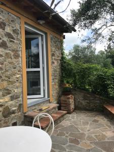 Casa de piedra con mesa y ventana en Il Casalone, en Impruneta