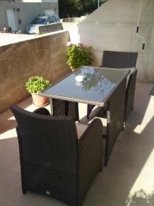 una mesa y sillas en un patio con plantas en Apartments Jerica, en Bol