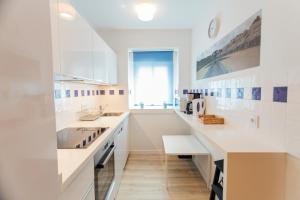 Biała kuchnia z blatami i zlewem w obiekcie Colorful and diaphanous- 3Bd 1Bth - Peral w Sewilli +37 zdjęć
