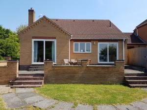 uma casa com uma cerca de tijolos em frente em Aaron Lodge Guest House em Leicester