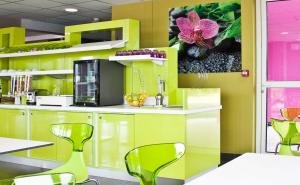 Una cocina o zona de cocina en The Originals City, Hôtel des Lys, Dreux