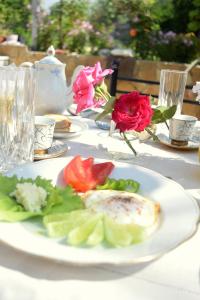 una mesa con un plato de comida y flores en ella en La Casa di Nonna, en Qeparo