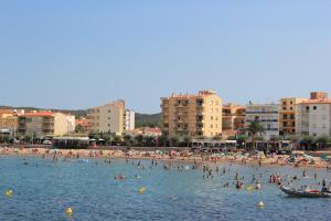 レスカラにあるPLATJA MAR 1Dの海水浴場の人々