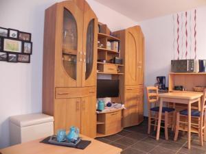 una cocina con un gran armario de madera y una mesa en Waldblick en Arnstadt