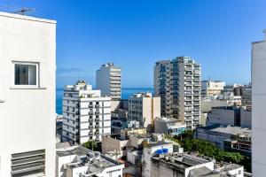 vistas a una ciudad con edificios altos en Apartamento Ipanema Posto 9 com suite 2 quadras da praia, en Río de Janeiro