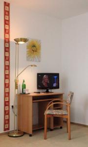 A television and/or entertainment centre at Hotel Deisterblick