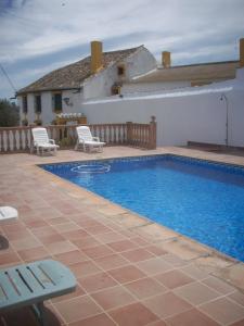 The swimming pool at or close to Cortijo la Colá