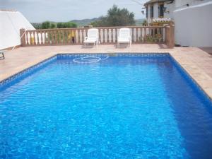 The swimming pool at or close to Cortijo la Colá