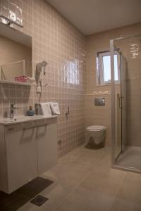 ムリニにあるAPARTMENT ELI - SEA VIEWのシャワー、洗面台、トイレ付きのバスルーム