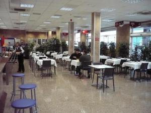 un restaurante con mesas y sillas y personas sentadas en mesas en Valcarce Urbasa, en Olazagutía