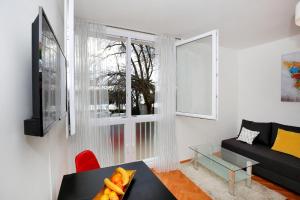 salon z kanapą i oknem w obiekcie Apartment Noah w mieście Zadar