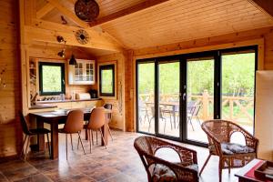 a kitchen and dining room with a table and chairs at Chata na Polanie in Tarnowo