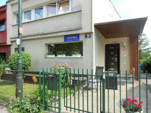 un bâtiment avec une clôture devant lui dans l'établissement Extra Pokoje do Wynajęcia, à Cracovie